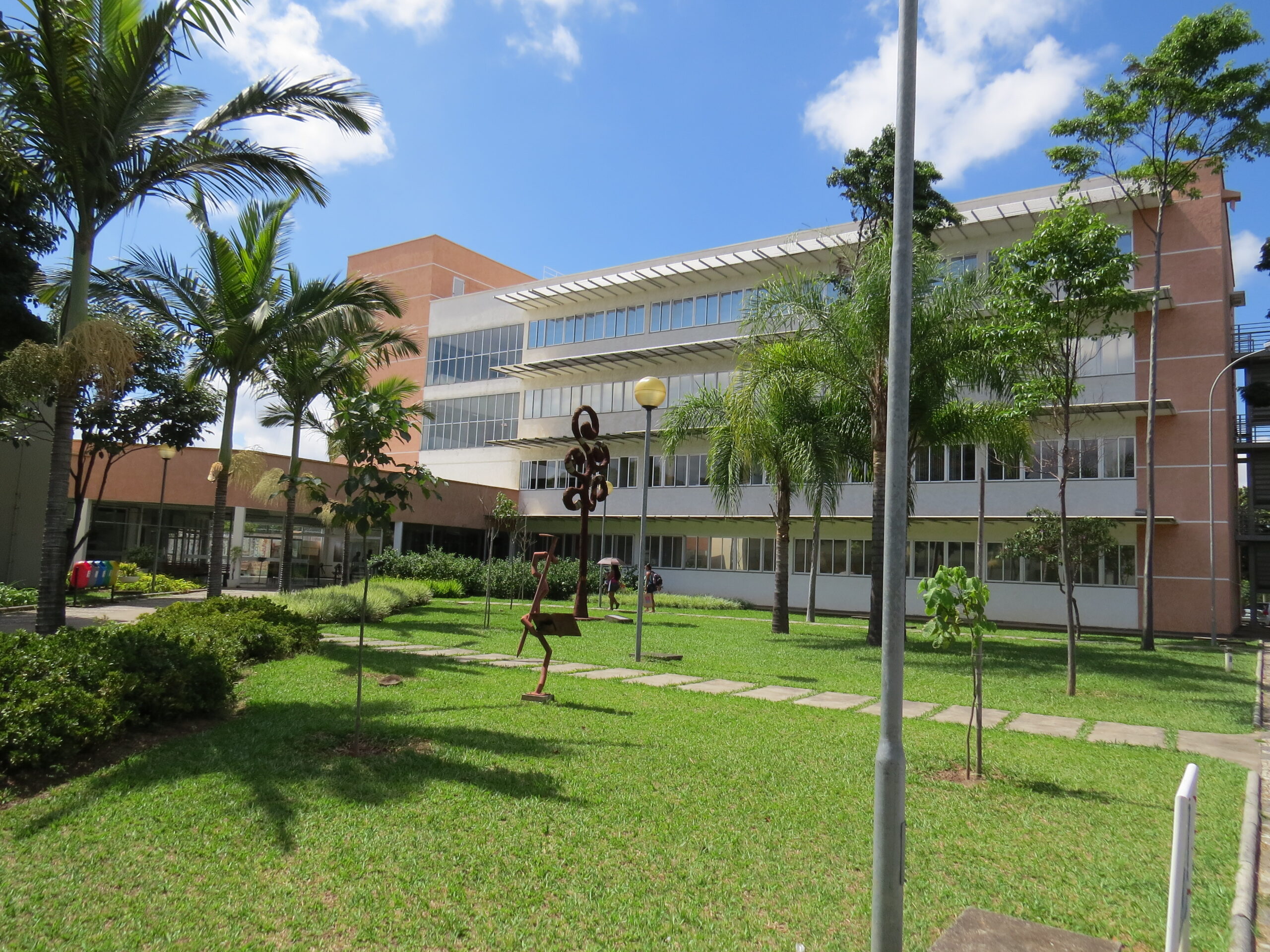 UFMG - Universidade Federal de Minas Gerais - Unidade de Correição oferece  duas bolsas de estágio para estudantes de Direito